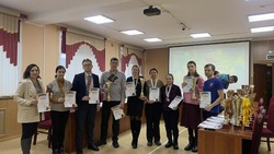 Педагогов школы Лесогорского наградили медалями за достижения в разных видах спорта