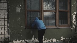 Сахалинец помог собрать диван пенсионеру, после чего украл у него деньги