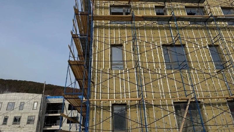 В Углегорске продолжается строительство новой поликлиники