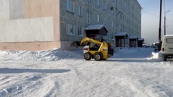 Мэр Федор Филин проверил качество уборки дворов Углегорска от снега