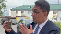 Глава Шахтерска предъявил владелице магазина за окурки и разрушенное крыльцо