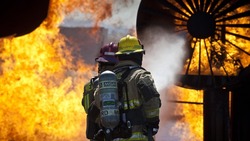 Пожарные потушили горящий грузовик в Углегорском районе