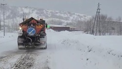 Дорожные службы продолжают чистить улицы и дворы Углегорска от снега