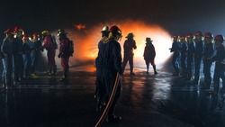 Пожарные спасли троих человек из горящего подвала в Шахтерске