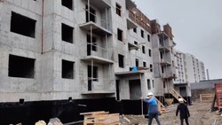 Вице-мэр Тимур Рамазанов проверил ход строительства дома на улице Инженерной в Углегорске