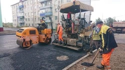 Во дворах Шахтерска вновь кипит работа