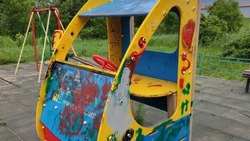Внешний вид детской площадки в Шахтерске пугает даже самых смелых