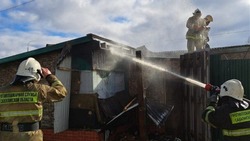 Пожарные потушили горящий сарай в Шахтерске