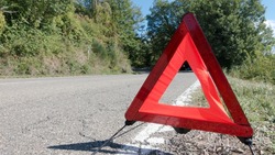Водитель иномарки «поцеловал» в бок отечественную «Ниву» в Углегорске