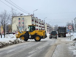 Дороги чистят до голого асфальта: уборку улиц продолжают в Углегорском округе
