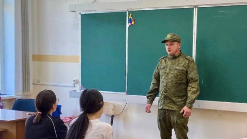 Участник спецоперации из Углегорска рассказал школьникам о службе