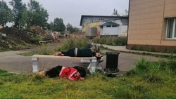 Пьяные жители Шахтерска облюбовали лавочку рядом с местной администрацией
