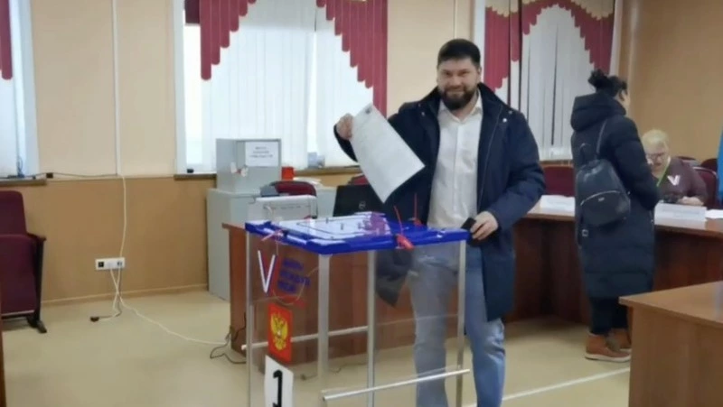 Глава Углегорска вместе с семьей проголосовал на выборах Президента РФ
