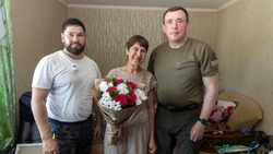 Маму командира героического экипажа танка «Алеша» отблагодарили в Сахалинской области