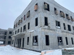 Таскать коляски больше не придется: лифт установят в новом здании поликлиники в Углегорске 