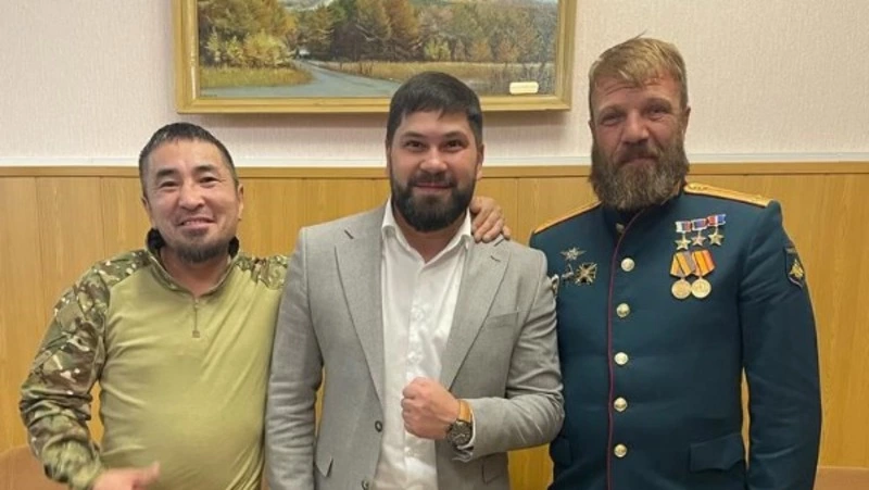 Жители Углегорска встретились с экипажем танка «Алеша»
