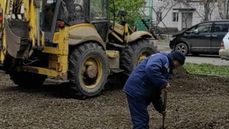 В Углегорском районе продолжается обновление детских игровых площадок