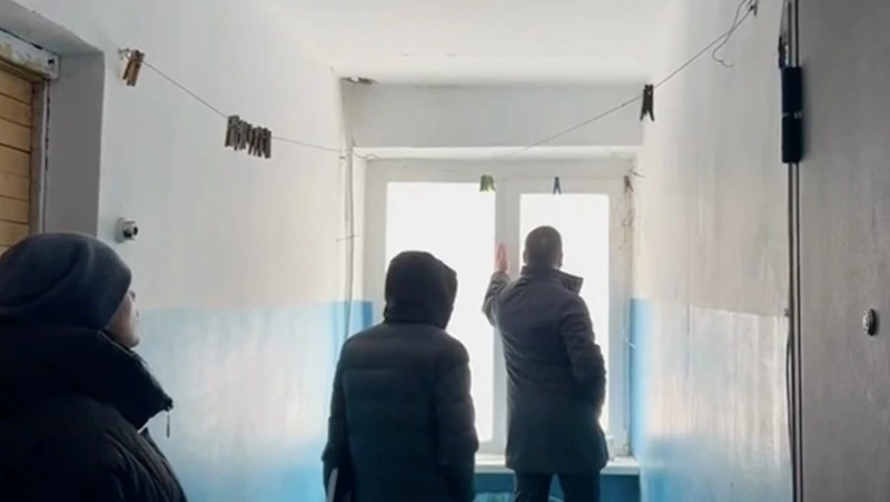 Мэр Федор Филин проверил качество ремонта дома №57 на улице Приморской в Углегорске