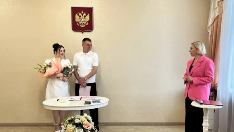 Новая традиция в Углегорске: молодожены получают «паспорт здоровья» для будущих родителей