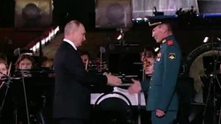 Экипажу легендарного танка «Алеша» вручили звезды Героев России