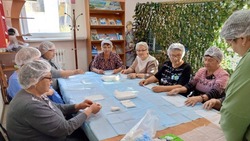 Жительницы Углегорска изготавливают салфетки для нужд СВО