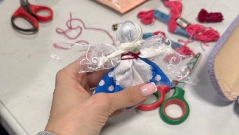 Углегорцы делают обереги для участников СВО