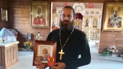 Углегорский священнослужитель передал икону Богородицы для участников СВО