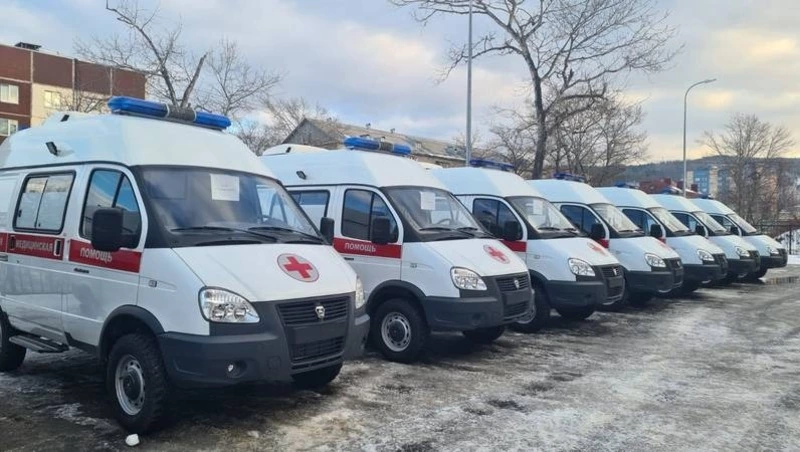 Районная больница Углегорска получила новый автомобиль скорой помощи 