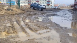 Жители домов по улице Мира в Шахтерске утопают в грязи