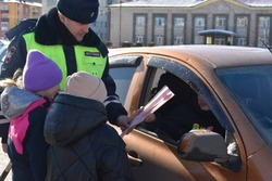 Дети поздравили женщин на улицах Углегорска 