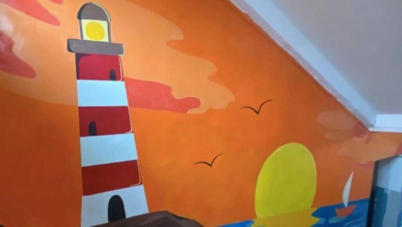 Один из подъездов в Углегорске украсил маяк на мысе Ламанон