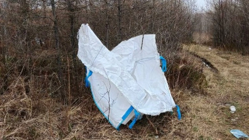 Жители Шахтерска пожаловались на строителей, которые выносят грязь и оставляют после себя мусор
