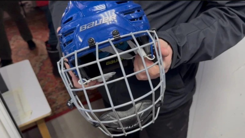 Спортшкола в Углегорском районе получила новую хоккейную экипировку