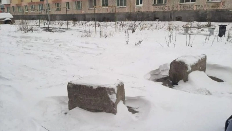 Бетонные блоки во дворе тревожат жителей Шахтерска