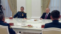 Президент России Владимир Путин встретился с экипажем танка «Алеша»