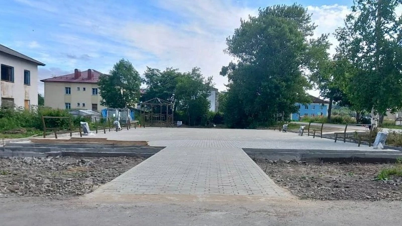 В селе Краснополье продолжается строительство нового сквера 