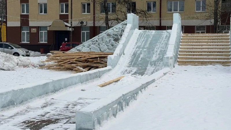 Февральская оттепель «растопила» горку в Углегорске