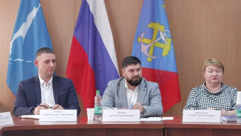 Мэр Федор Филин провел круглый стол с депутатами Углегорского района