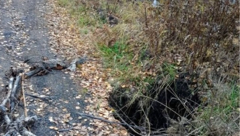 Дорожные службы устранили провал дороги в Углегорском районе