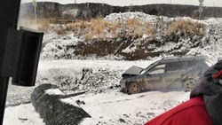 Разбитый автомобиль обнаружили рядом с мостом через реку Углегорку