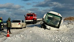 Пассажирский автобус №527 из Шахтерска столкнулся с легковушкой