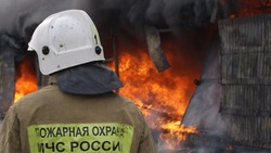 Пожарные тушили горящее здание в Углегорске