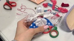 Углегорцы делают обереги для участников СВО