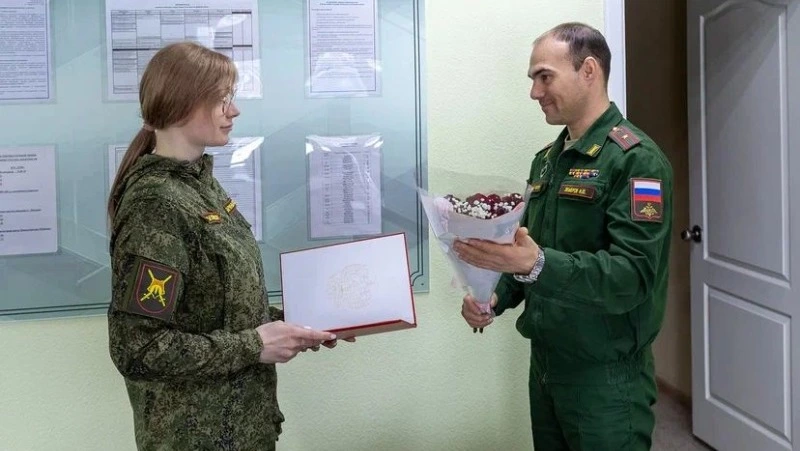 Вдове участника СВО с Сахалина передали благодарность за боевые заслуги 