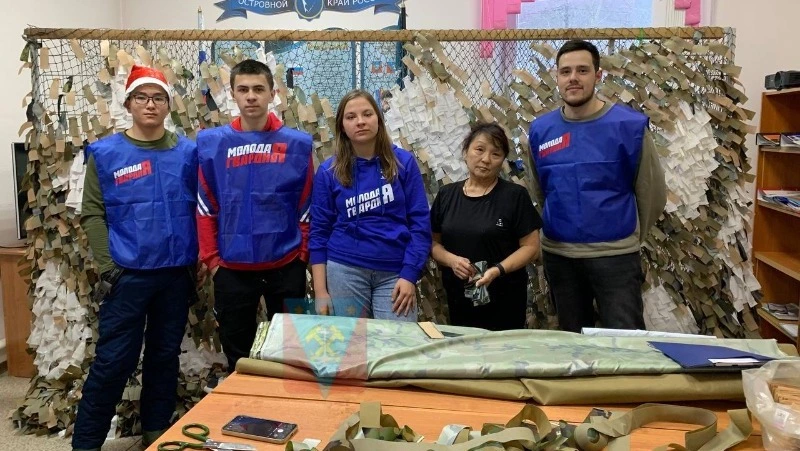Волонтеры Углегорского района сплели маскировочные сети для бойцов СВО