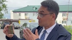 Глава Шахтерска предъявил владелице магазина за окурки и разрушенное крыльцо