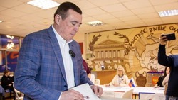 Губернатор Валерий Лимаренко одним из первых проголосовал на выборах Президента РФ