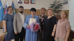 Мэр Федор Филин вручил почетную грамоту директору школы села Лесогорское