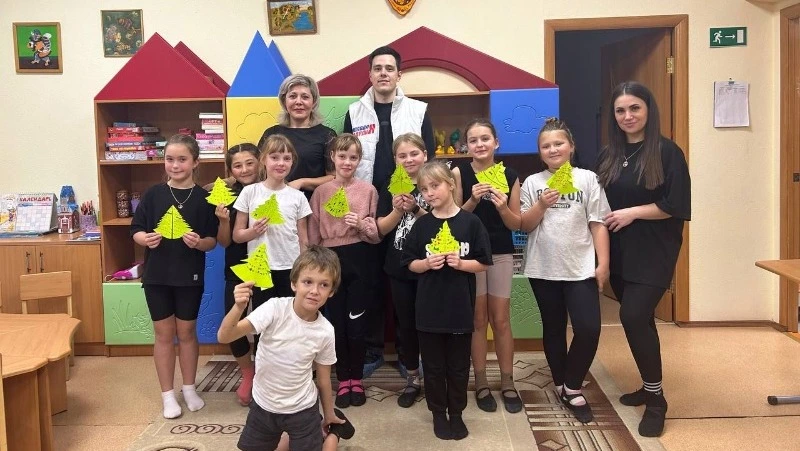Мастер-класс по изготовлению открыток провели в детском доме творчества в Шахтерске