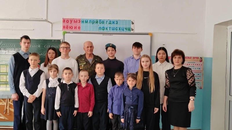 Школьникам села Лесогорское рассказали о службе в армии и видах войск в ВС РФ 